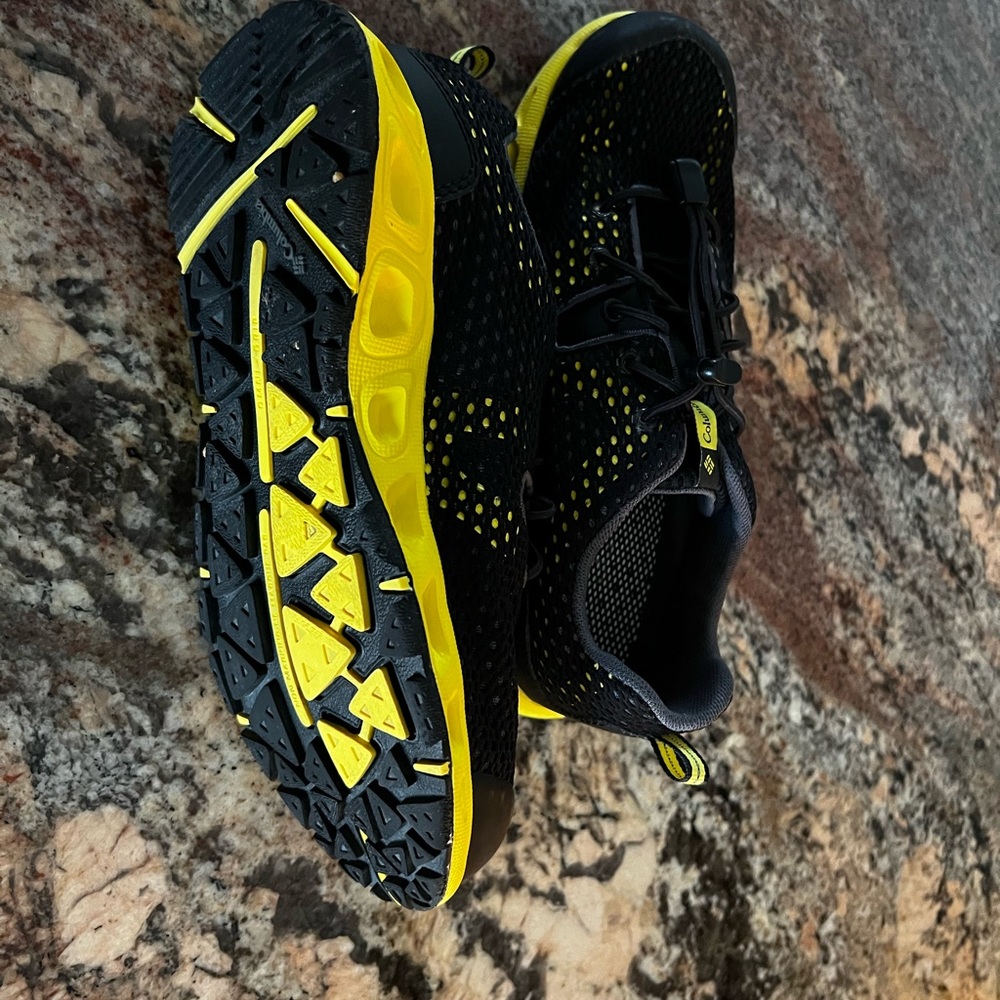 Columbia water shoe sneaker